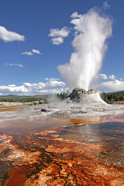 el super volcan de  Yellowstone 399px-yellowstone_castle_geysir_edit